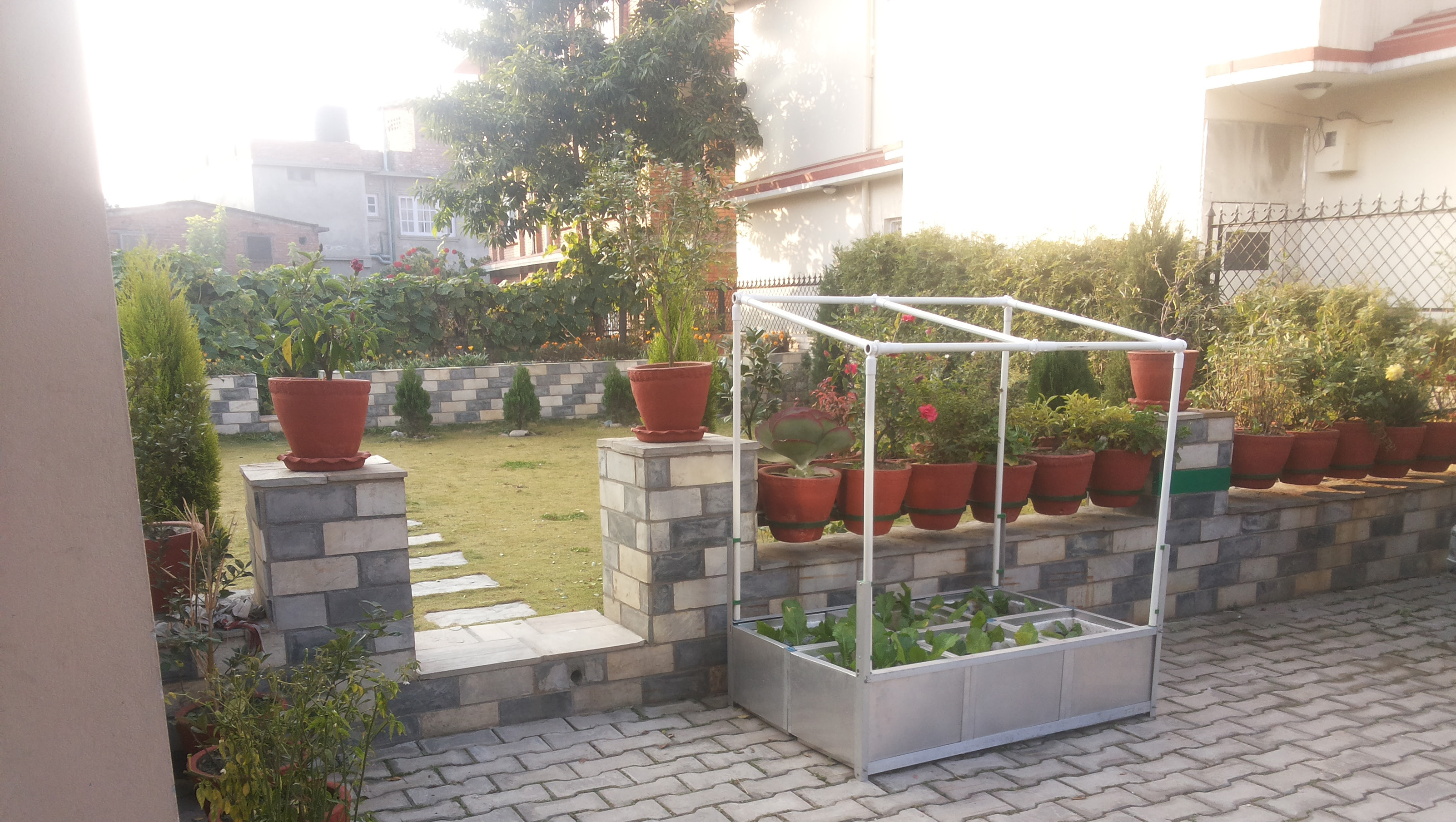 Compact urban vegetable production unit